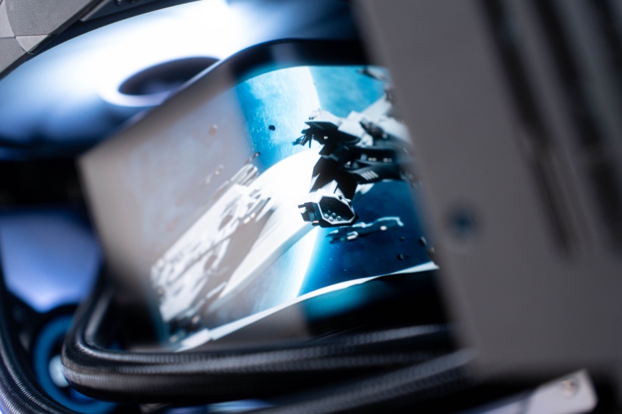 桌子上摆放着黑色的机器
中度可信度描述已自动生成