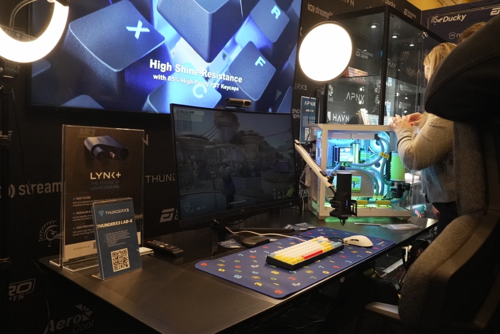 桌子上放着电脑的人
中度可信度描述已自动生成